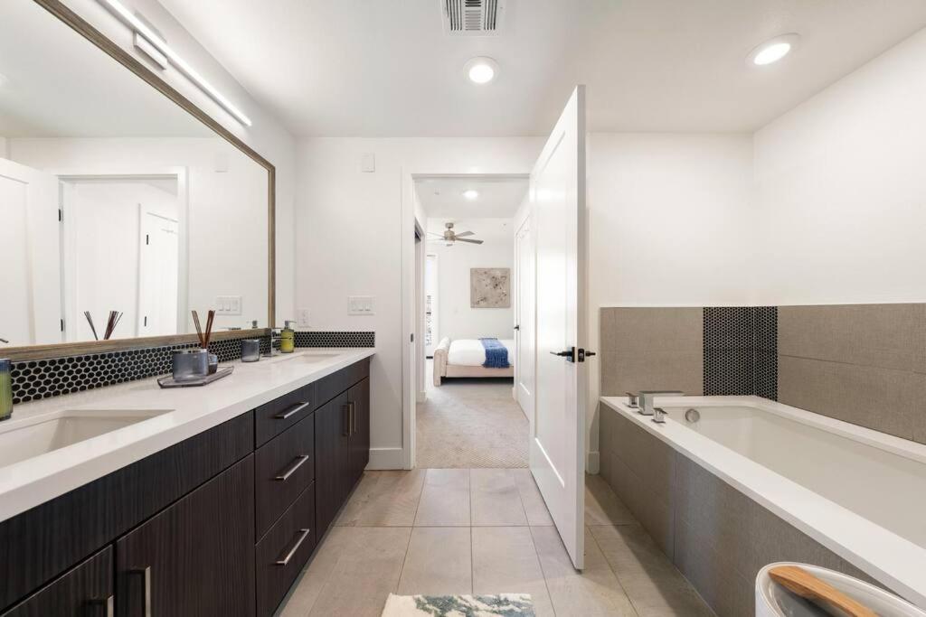Sky-high Elegance Waterfront Penthouse 4 Beds