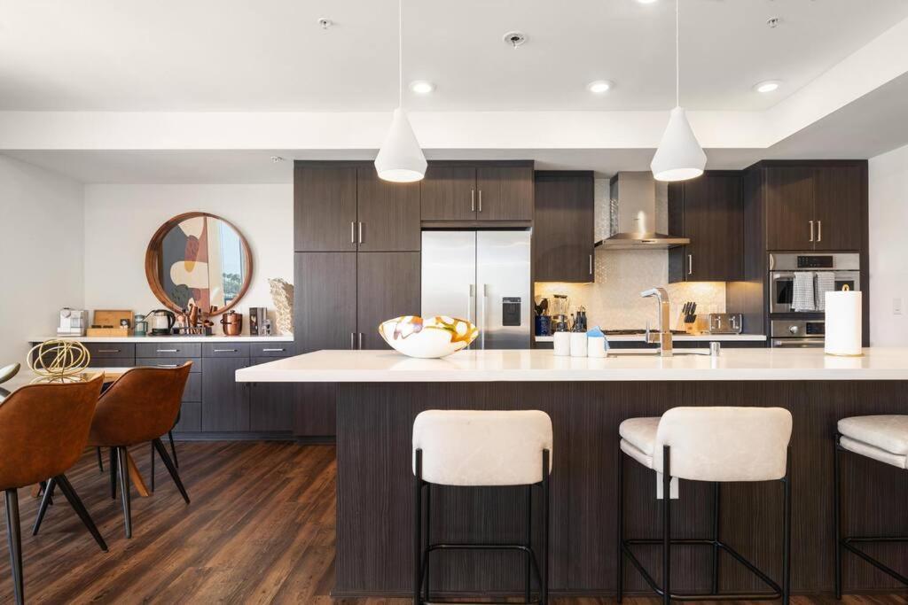 Sky-high Elegance Waterfront Penthouse 4 Beds