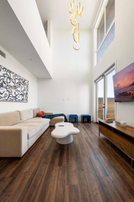 Sky-high Elegance Waterfront Penthouse 4 Beds *