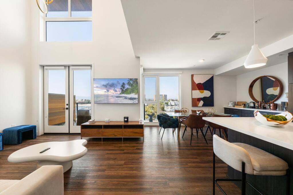 Sky-high Elegance Waterfront Penthouse 4 Beds Los Angeles