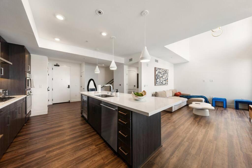 Sky-high Elegance Waterfront Penthouse 4 Beds * Los Angeles