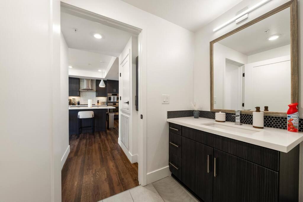 Apartment Sky-high Elegance Waterfront Penthouse 4 Beds