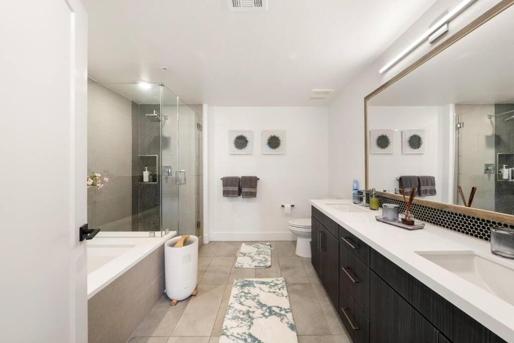 Apartment Sky-high Elegance Waterfront Penthouse 4 Beds